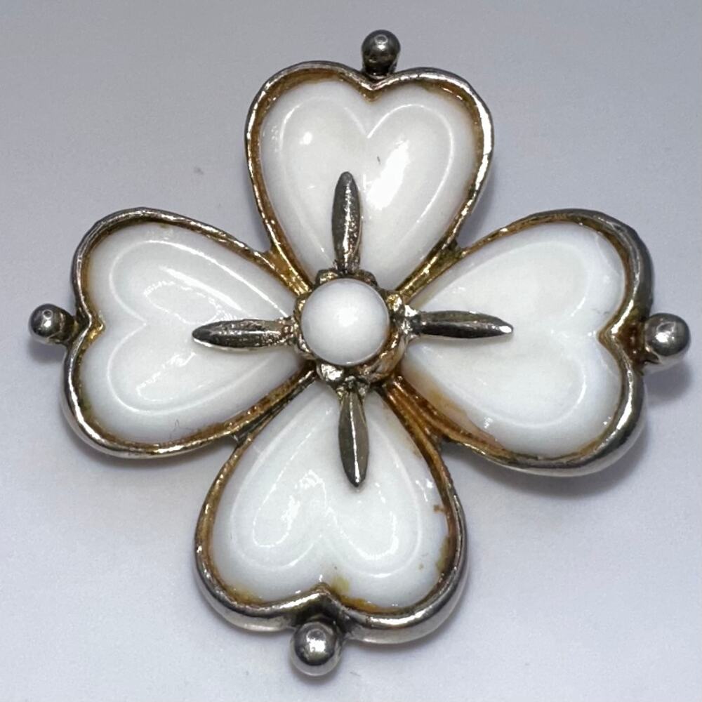 Coro vintage gold tone true gripoix poured white milk glass 4 leaf clover brooch